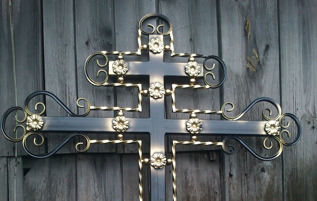 Деревянные и кованые кресты